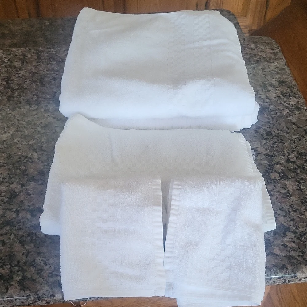 COPY Lot of 6 White Towel Set like new bath towel  x 2, rug x 2, hand towel 2